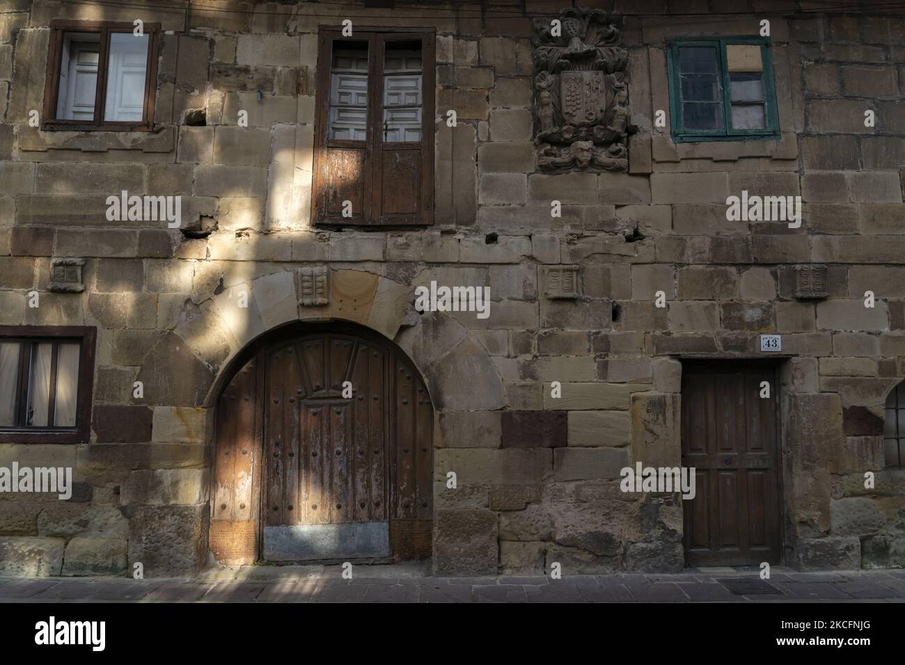 Detalle de la Casona del Capitan Miguel Velarde del siglo XVII en el casco historico de Cartes, Cantabria, Spagna, il 6 giugno 2021.Fue donde vivieron varios escribanos de la Villa y un important negocio de importacion de vinos en el siglo XVIII CARTES 06 GIUGNO-2021 (Foto di Joaquin Gomez Sastre/NurPhoto) Foto Stock