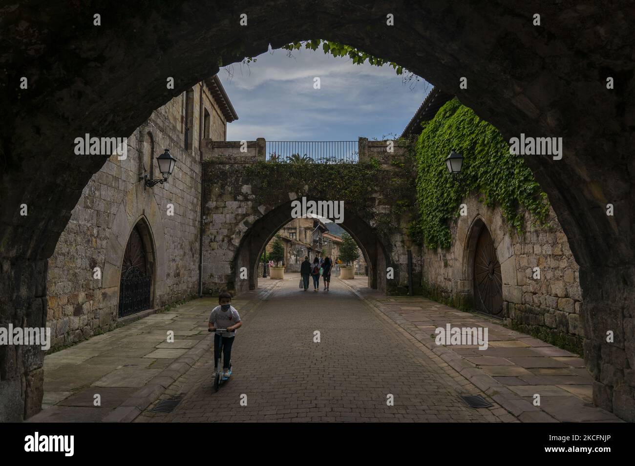Vista del Torreon de Cartes è una torre-casa difensiva attraversata la strada principale di Cartes, Cantabria, Spagna, il 6 giugno 2021, Una vecchia strada reale, che la attraversa, è i resti di una vecchia fortezza medievale costruita nel 15th ° secolo per difendersi dai signori vicini di la Vega (attuale Torrelavega). CARTES 06-giugno-2021 (Foto di Joaquin Gomez Sastre/NurPhoto) Foto Stock