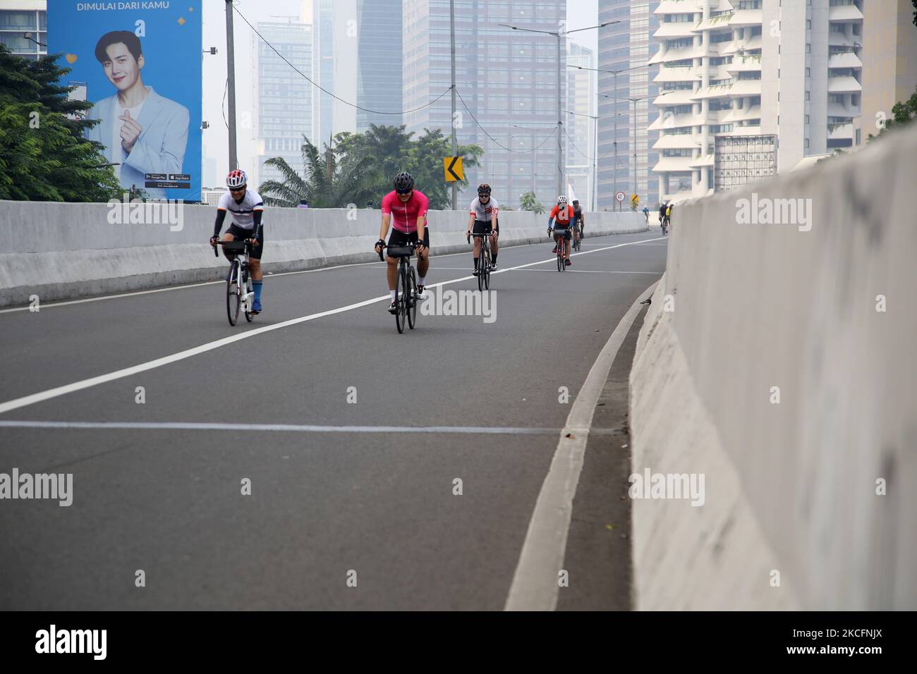 Un utente di bici da strada tenta di attraversare il Kampung Melayu-Rubber non-Toll Flyover, Jakarta il 6 giugno 2021. Il Governo Provinciale (Pemrov) di Giacarta ha fatto una regola di processo per il 3,7 km non-Toll Flyover (JLTN) verso Kampung Melayu-rubber come corsia speciale per i ciclisti di Road bike ogni fine settimana, La Politica di Flyover senza pedaggio (JLNT) per le bici da strada la bici non è per i ciclisti non-strada che è aperta dalle 5 alle 8 di mattina, in modo che i residenti possono godere di una strada tranquilla nel centro della città senza alcun disturbo da altri veicoli. (Foto di Dasril Roszandi/NurPhoto) Foto Stock