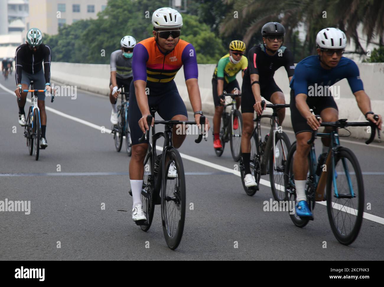 Un utente di bici da strada tenta di attraversare il Kampung Melayu-Rubber non-Toll Flyover, Jakarta il 6 giugno 2021. Il Governo Provinciale (Pemrov) di Giacarta ha fatto una regola di processo per il 3,7 km non-Toll Flyover (JLTN) verso Kampung Melayu-rubber come corsia speciale per i ciclisti di Road bike ogni fine settimana, La Politica di Flyover senza pedaggio (JLNT) per le bici da strada la bici non è per i ciclisti non-strada che è aperta dalle 5 alle 8 di mattina, in modo che i residenti possono godere di una strada tranquilla nel centro della città senza alcun disturbo da altri veicoli. (Foto di Dasril Roszandi/NurPhoto) Foto Stock