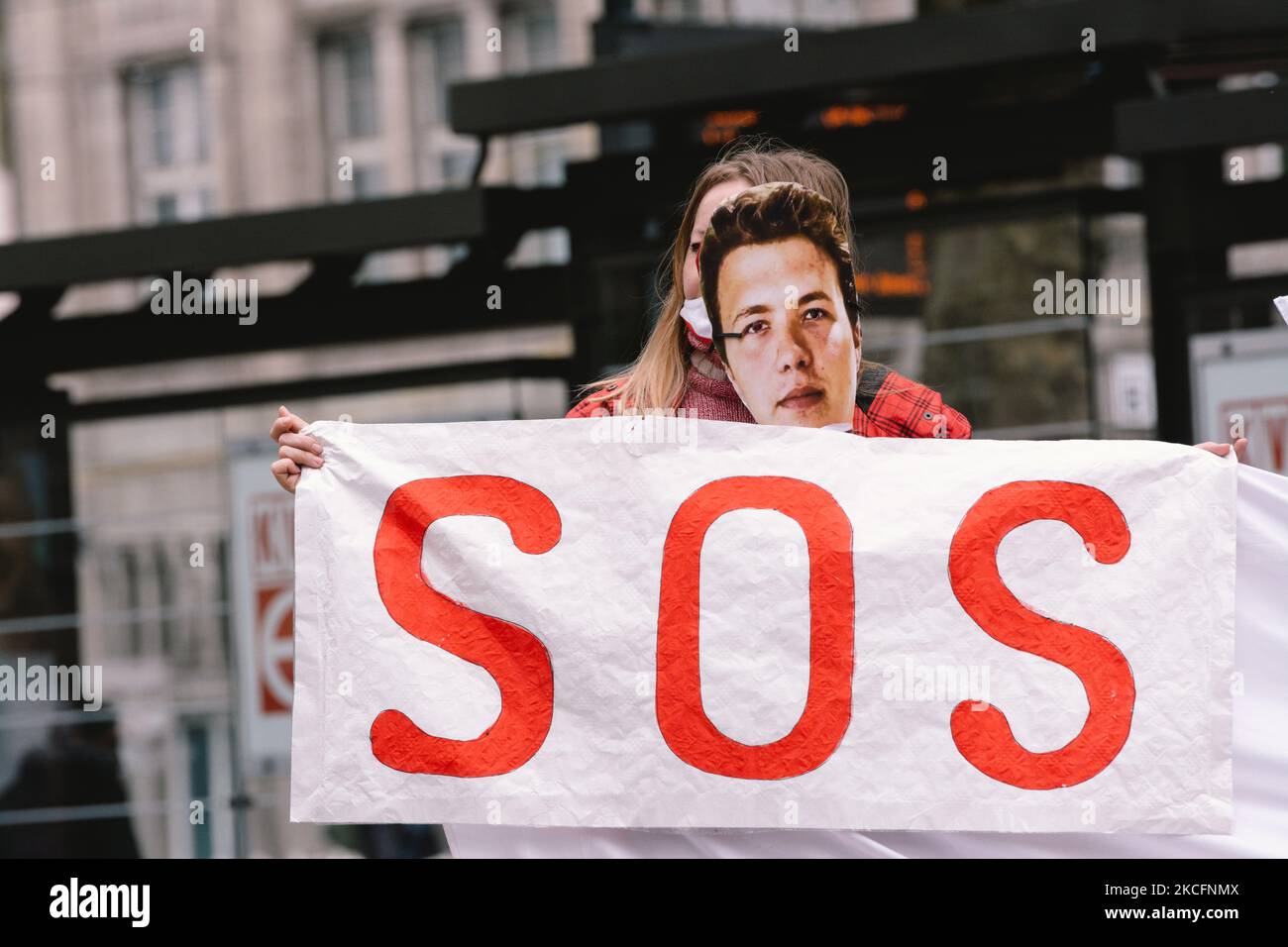 SOS segno è visto durante la protesta per la libertà per la Bielorussia a Colonia, Germania il 6 giugno 2021 (Photo by Ying Tang/NurPhoto) Foto Stock