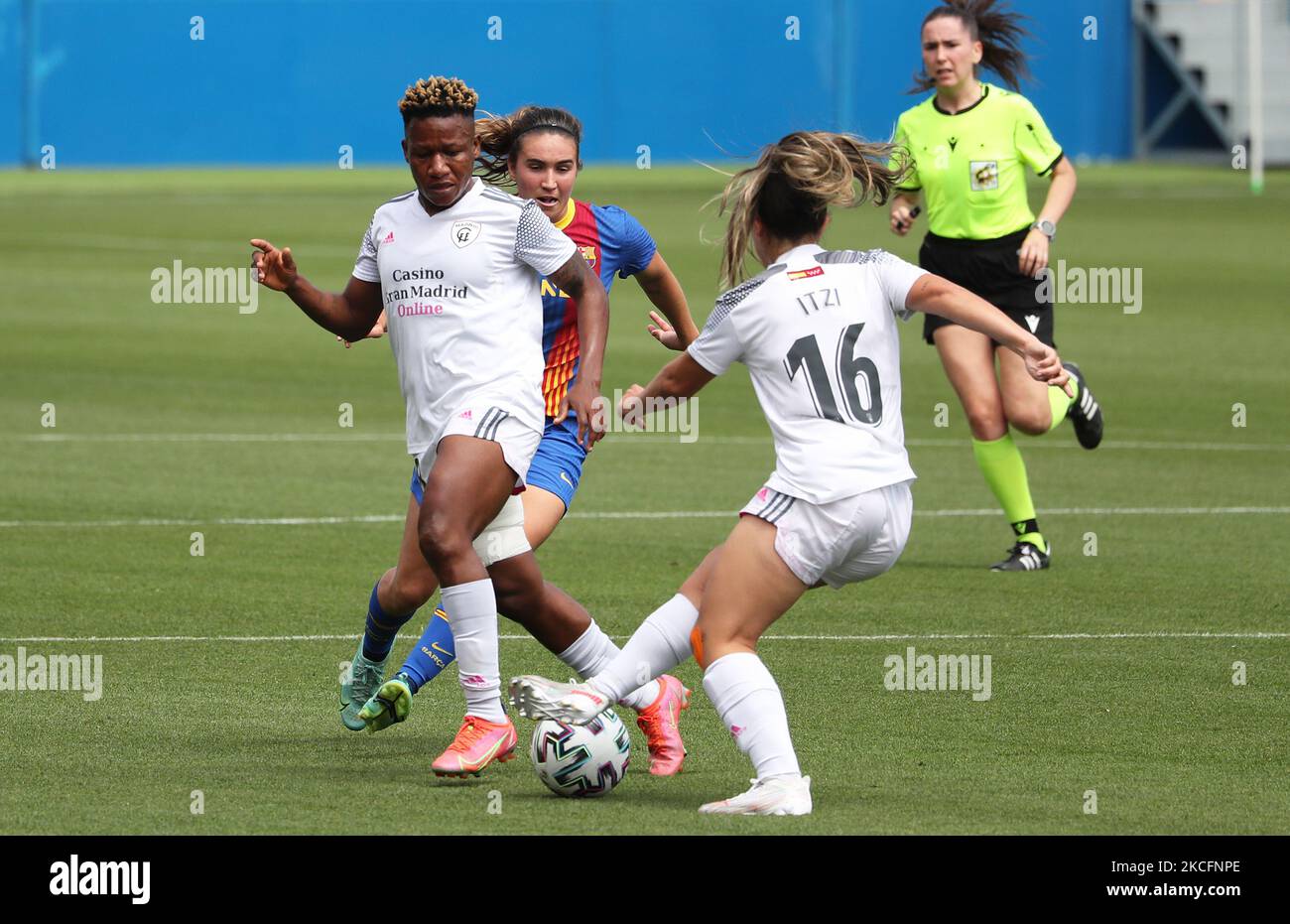 Mariona Caldentey, Itziar Pinillos e Rita Chikwelu durante la partita tra FC Barcelona e Madrid CFF, corrispondente alla settimana 32 della lega femminile spagnola Primera Iberdrola, disputata allo stadio Johan Cruyff, il 06th giugno 2021, a Barcellona, Spagna. -- (Foto di Urbanandsport/NurPhoto) Foto Stock