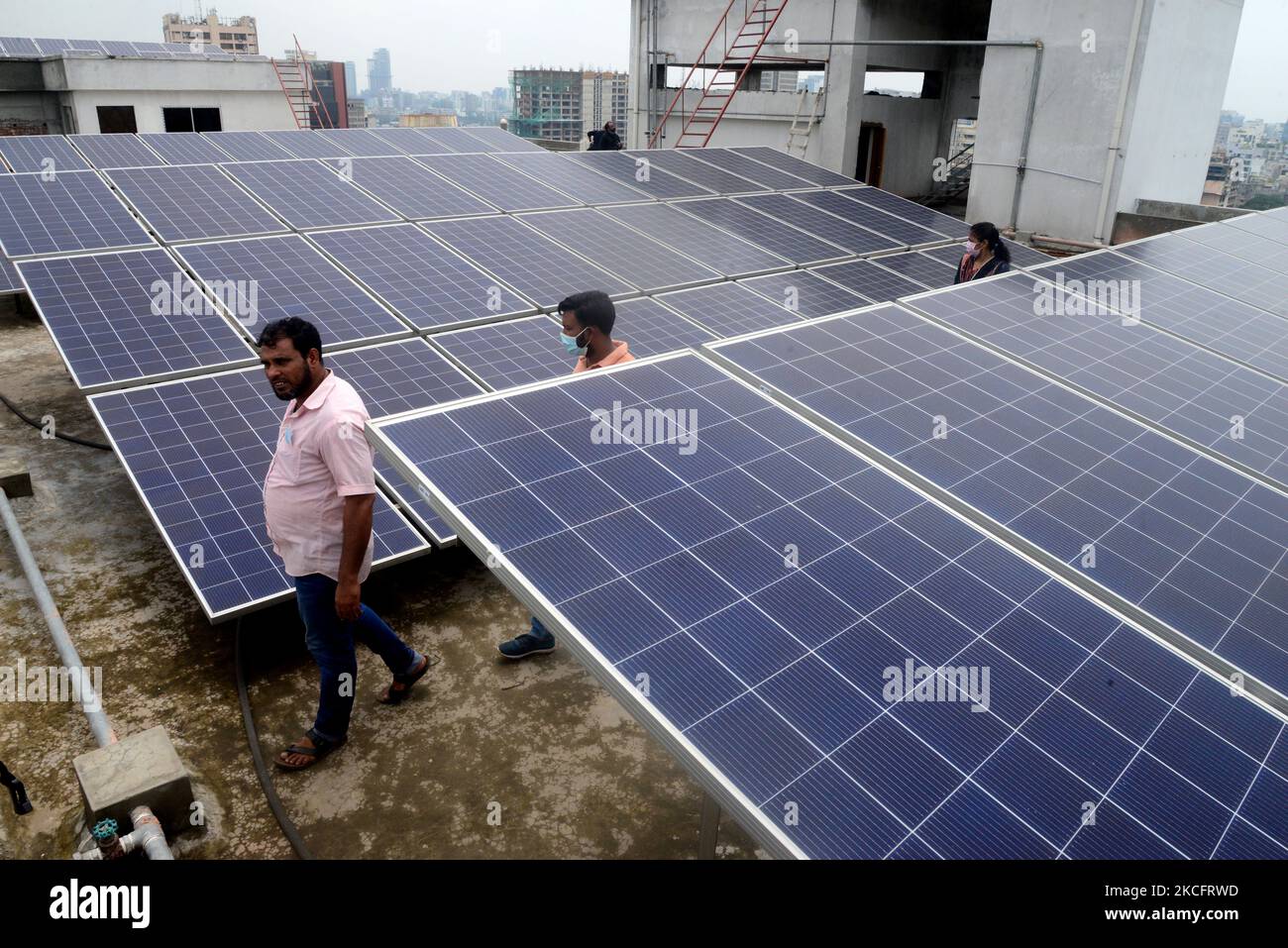 Pannelli di energia solare sono visti sui tetti di un alto edificio a Dhaka capitale città in Bangladesh, il 7 giugno 2021. L'ente edilizio ha installato pannelli solari per soddisfare una parte della loro domanda di energia e ridurre la dipendenza dalla rete elettrica nazionale. (Foto di Mamunur Rashid/NurPhoto) Foto Stock