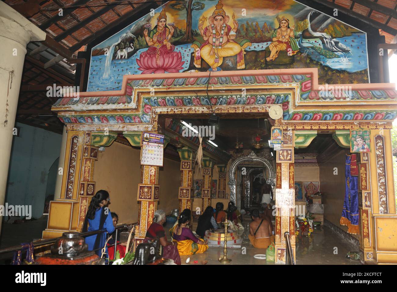 I devoti indù tamil prendono parte alle preghiere durante il 108 abhishekam pooja in onore di Lord Vinayagar (Lord Ganesh) al tempio di Arasadi Vinayagar (Arasadi Sithi Vinayagar Kovil) a Jaffna, Sri Lanka. (Foto di Creative Touch Imaging Ltd./NurPhoto) Foto Stock