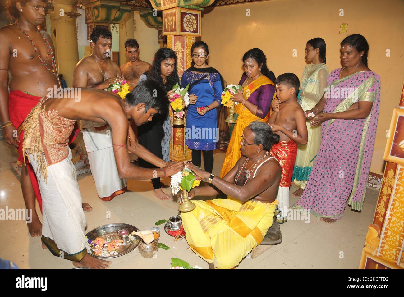 Il sacerdote indù Tamil compie preghiere speciali onorando Lord Ganesh durante il 108 abhishekam pooja onorando Lord Vinayagar (Lord Ganesh) al tempio di Arasadi Vinayagar (Arasadi Sithi Vinayagar Kovil) a Jaffna, Sri Lanka. (Foto di Creative Touch Imaging Ltd./NurPhoto) Foto Stock