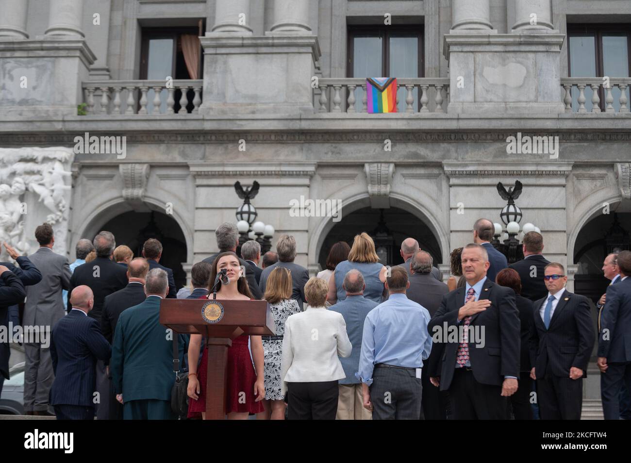 I legislatori statali repubblicani e il congressista Scott Perry affermano la promessa di fedeltà prima dell’inizio di un secondo raduno di emendamenti a Harrisburg, Pennsylvania, Stati Uniti, il 7 giugno 2021. (Foto di Zach D Roberts/NurPhoto) Foto Stock