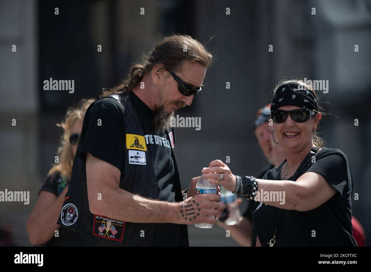 Un partecipante al rally di riapertura di Harrisburg, Pennsylvania, Stati Uniti, il 5 giugno 2021 ha tre tatuaggi percenter sulle sue mani. (Foto di Zach D Roberts/NurPhoto) Foto Stock