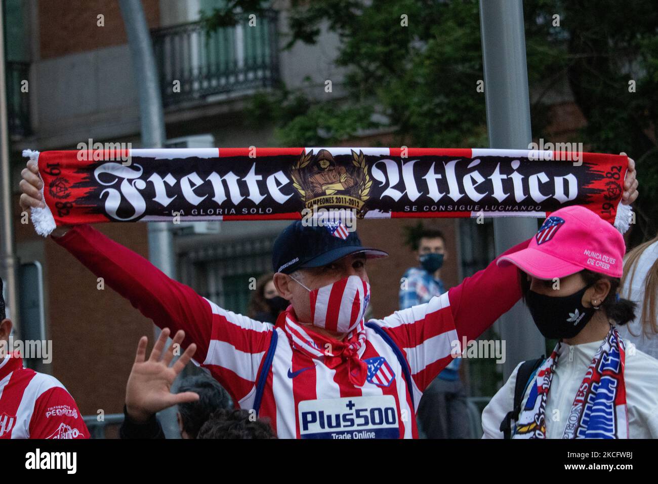 I tifosi dell'Atletico de Madrid celebrano la vittoria del campionato di calcio spagnolo (la Liga) in piazza Neptuno a Madrid, Spagna, il 22 maggio 2021. (Foto di Alvaro Laguna/NurPhoto) Foto Stock