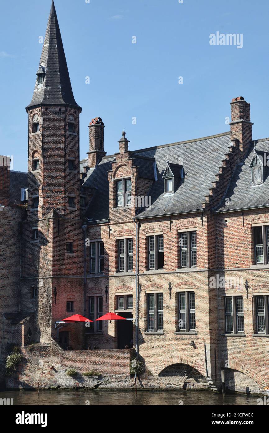 Costruzione lungo un canale nella città di Bruges (Brugge) in Belgio, Europa. (Foto di Creative Touch Imaging Ltd./NurPhoto) Foto Stock