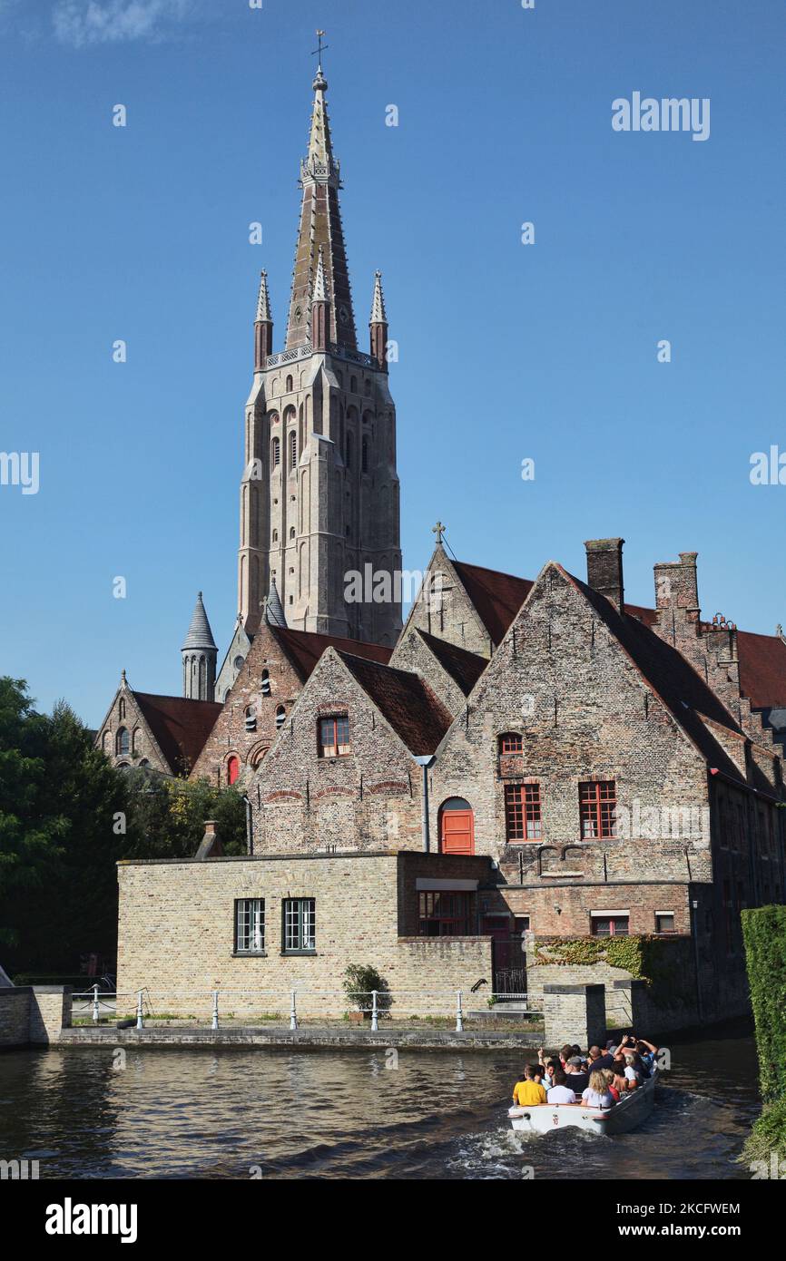 La barca viaggia lungo un canale nella città di Bruges (Brugge) in Belgio, Europa. (Foto di Creative Touch Imaging Ltd./NurPhoto) Foto Stock