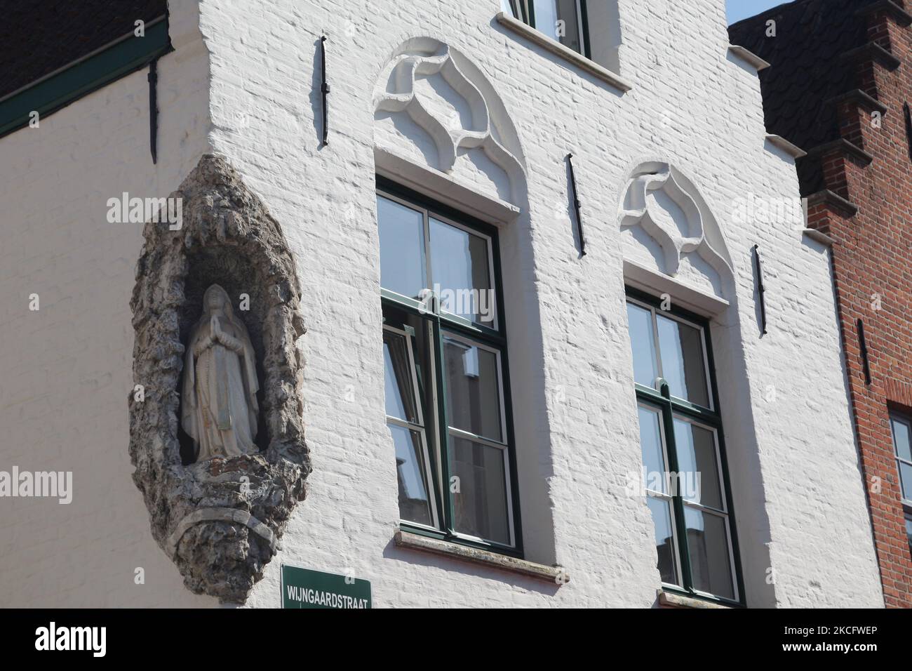 Statua religiosa sul lato di un edificio nella città di Bruges (Brugge) in Belgio, Europa. (Foto di Creative Touch Imaging Ltd./NurPhoto) Foto Stock