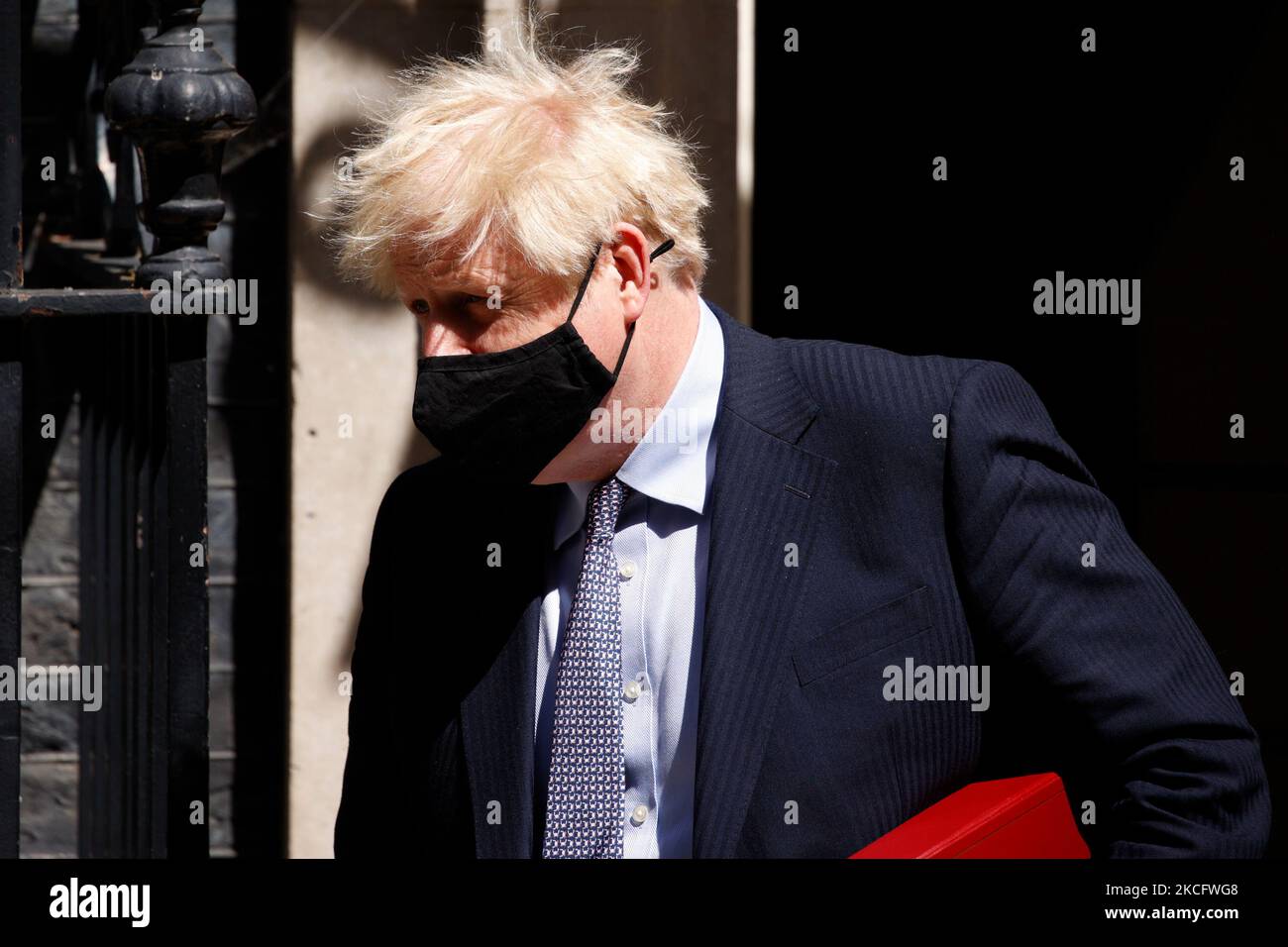 Il primo ministro britannico Boris Johnson lascia 10 Downing Street per la sua apparizione settimanale del primo ministro (PMQ) alla Camera dei Comuni a Londra, in Inghilterra, il 9 giugno 2021. (Foto di David Cliff/NurPhoto) Foto Stock