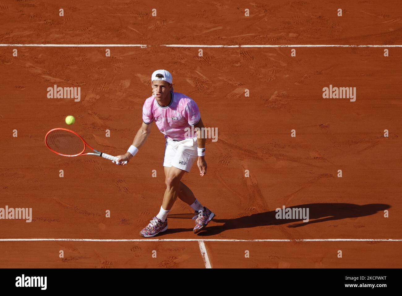 Diego Schwartzman argentina restituisce la palla al Rafael Nadal spagnolo durante la partita di tennis maschile del quarto trimestre finale il giorno 11 del torneo di tennis francese Roland Garros 2021 Open che si terrà a Parigi il 9 giugno 2021. (Foto di Mehdi Taamallah/NurPhoto) Foto Stock