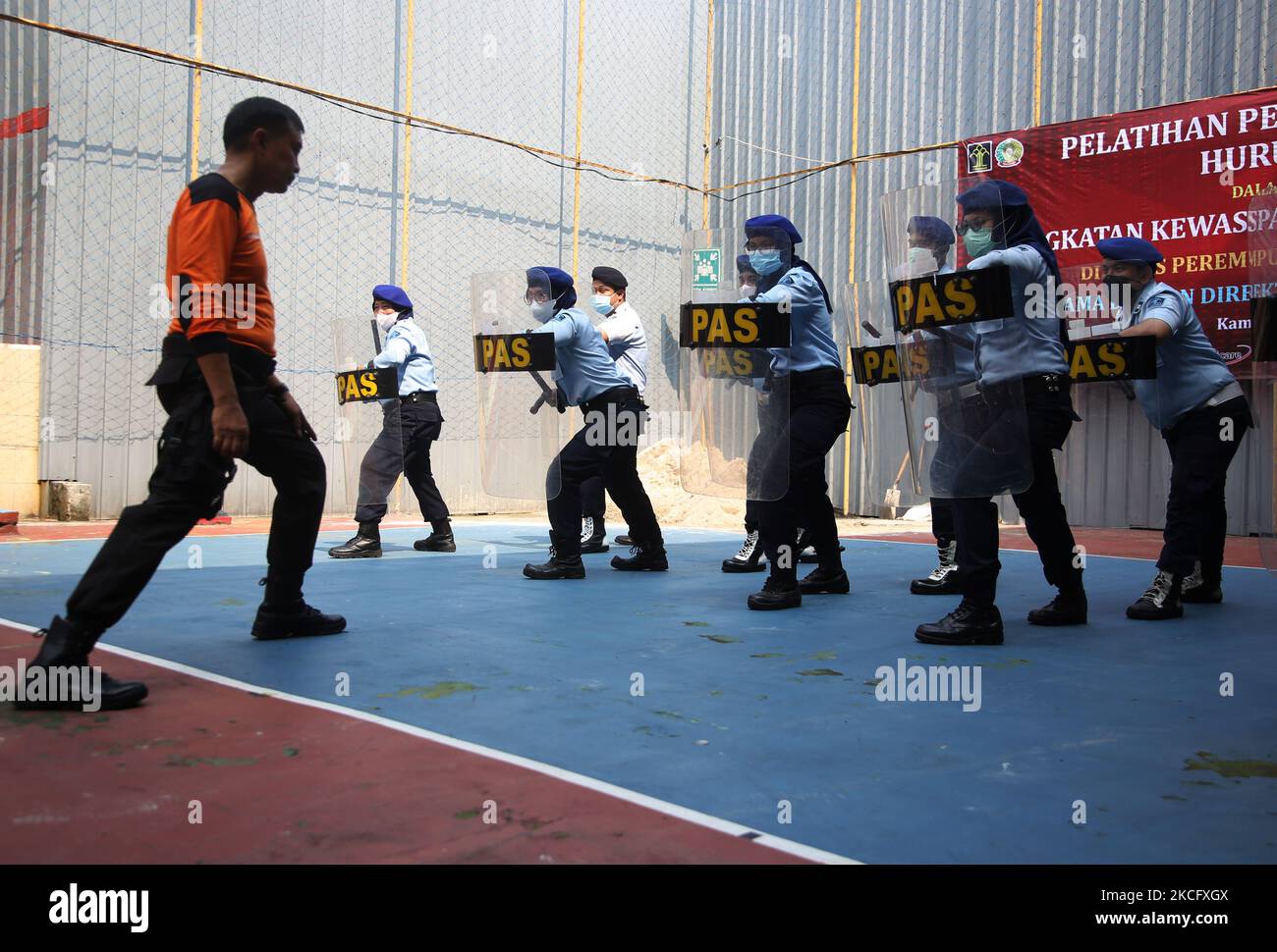 Un certo numero di guardie carcerarie femminili conducono l'addestramento sulla simulazione e sul controllo delle sommosse nella prigione delle donne di classe IIA (penitenziario) Pondok Bambu, Jakarta orientale, Indonesia, il 10 giugno 2021. L'esercizio si colloca nel contesto di una maggiore vigilanza e sicurezza nelle carceri quando si controllano rivolte o rivolte che si verificano, perché la vita dei detenuti è molto vulnerabile alla confusione nelle carceri. (Foto di Dasril Roszandi/NurPhoto) Foto Stock