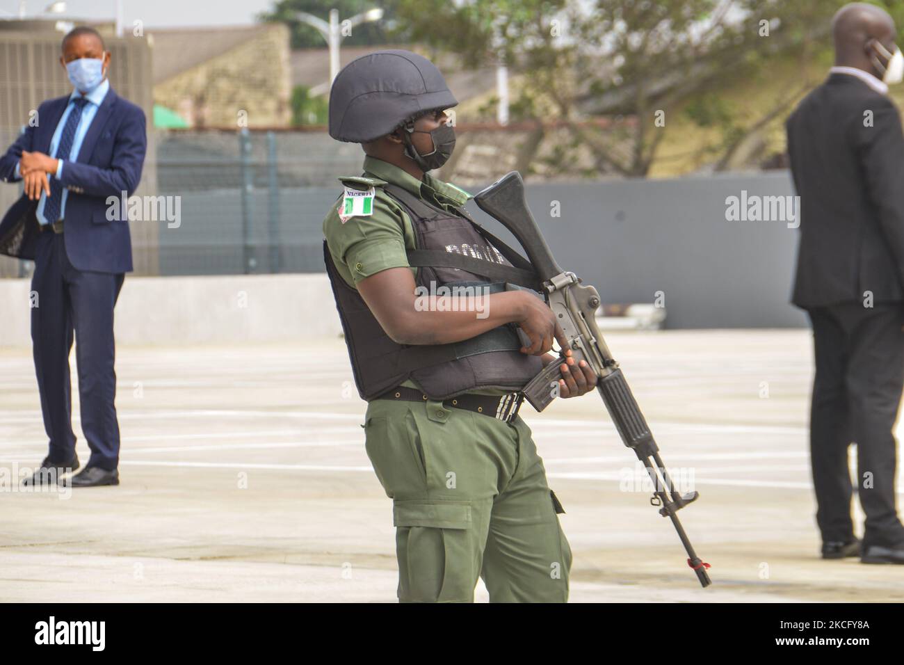 Un addetto alla sicurezza si trova in guardia prima dell'arrivo del presidente nigeriano, Muhammad Buhari, presso la stazione ferroviaria Mobolaji Johnson di Ebutemeta, Lagos, Nigeria, il 10 giugno 2021. Il presidente Muhammadu Buhari ha visitato giovedì Lagos per l'inaugurazione del progetto ferroviario standard di 157 km Lagos-Ibadan presso la stazione ferroviaria di Mobolaji Johnson a Ebute Metta. La costruzione, iniziata nel marzo 2017, e la prova è iniziata nel dicembre 2020. La stazione di Ebute Metta, conosciuta come la stazione di Mobolaji Johnson, è la più grande stazione ferroviaria dell'Africa occidentale con una tenuta di ca Foto Stock