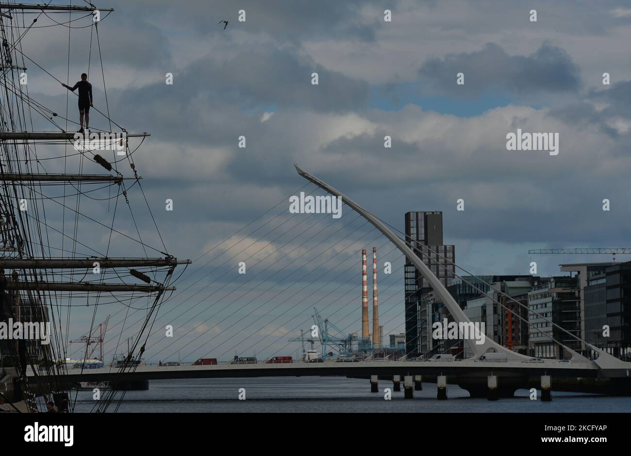 Un giovane si prepara a saltare dalla nave Jeanie Johnston nel fiume Liffey a Dublino. Giovedì, 10 giugno 2021, a Dublino, Irlanda. (Foto di Artur Widak/NurPhoto) Foto Stock