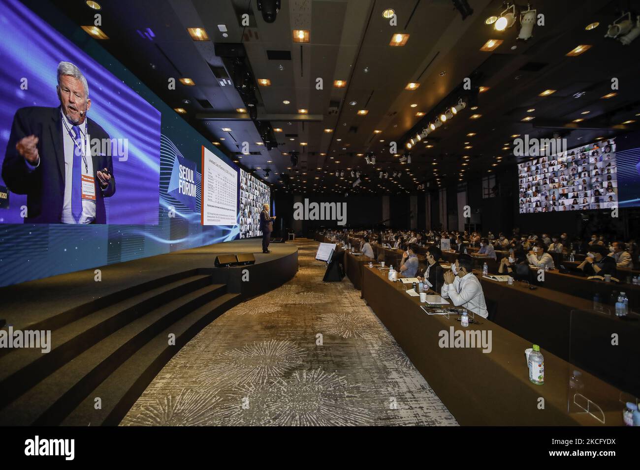 Geoffrey Rothwell del capo economista di consulenza di Turner Harris tiene una conferenza sul Super-Gap in Hydrogen Economy al forum 2021 di Seoul, Corea del Sud, il 10 giugno 2021. il policymaker economico superiore della Corea del Sud ha detto Giovedi il governo progetta di fornire il supporto per aiutare circa 1.000 produttori di parti auto trasformarsi in fornitori chiave di automobili di nuova generazione entro il 2030. (Foto di Seung-il Ryu/NurPhoto) Foto Stock