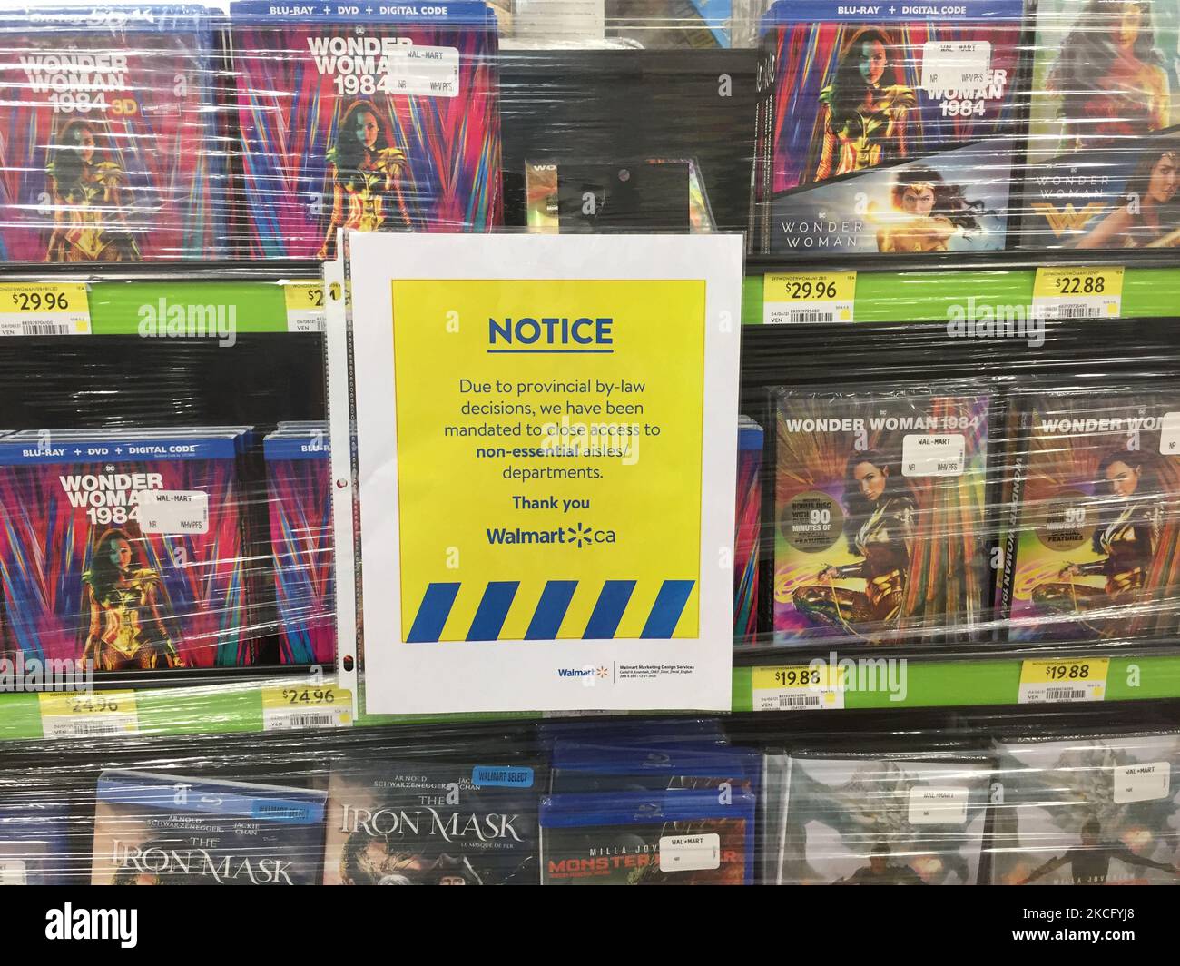 La confezione termoretraibile limita la vendita di merci non consentite in un negozio Walmart durante la pandemia del nuovo coronavirus (COVID-19) a Toronto, Ontario, Canada, il 10 giugno 2021. A causa dello stato di emergenza e dell'ordine di soggiorno a casa dell'Ontario COVID-19, la Provincia dell'Ontario ha costretto i grandi magazzini ad adottare nuove misure per bloccare gli oggetti ritenuti non essenziali dal governo provinciale. I rivenditori di grandi scatole possono rimanere aperti, ma vendono solo beni essenziali come generi alimentari, forniture per la casa e articoli di farmacia. (Foto di Creative Touch Imaging Ltd./NurPhoto) Foto Stock
