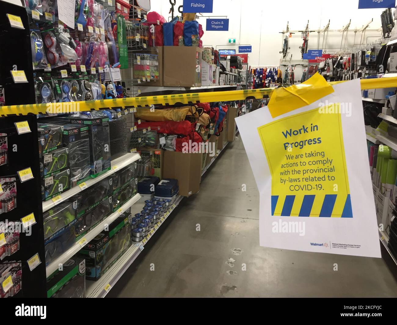 Il nastro di avvertimento giallo blocca le corsie con merci non autorizzate ad essere vendute in un negozio Walmart durante la pandemia del nuovo coronavirus (COVID-19) a Toronto, Ontario, Canada il 10 giugno 2021. A causa dello stato di emergenza e dell'ordine di soggiorno a casa dell'Ontario COVID-19, la Provincia dell'Ontario ha costretto i grandi magazzini ad adottare nuove misure per bloccare gli oggetti ritenuti non essenziali dal governo provinciale. I rivenditori di grandi scatole possono rimanere aperti, ma vendono solo beni essenziali come generi alimentari, forniture per la casa e articoli di farmacia. (Foto di Creative Touch Imaging Ltd./NurPhoto) Foto Stock