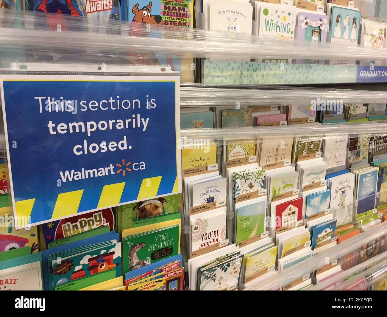 La confezione termoretraibile limita la vendita di merci non consentite in un negozio Walmart durante la pandemia del nuovo coronavirus (COVID-19) a Toronto, Ontario, Canada, il 10 giugno 2021. A causa dello stato di emergenza e dell'ordine di soggiorno a casa dell'Ontario COVID-19, la Provincia dell'Ontario ha costretto i grandi magazzini ad adottare nuove misure per bloccare gli oggetti ritenuti non essenziali dal governo provinciale. I rivenditori di grandi scatole possono rimanere aperti, ma vendono solo beni essenziali come generi alimentari, forniture per la casa e articoli di farmacia. (Foto di Creative Touch Imaging Ltd./NurPhoto) Foto Stock