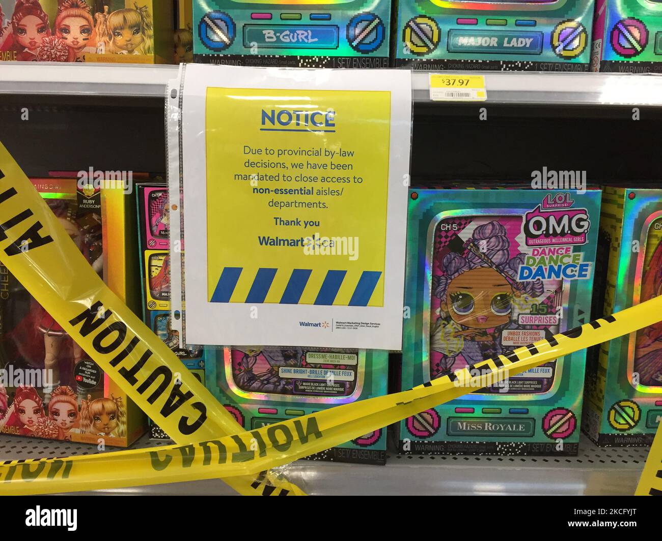 Il nastro di avvertimento giallo blocca le corsie con merci non autorizzate ad essere vendute in un negozio Walmart durante la pandemia del nuovo coronavirus (COVID-19) a Toronto, Ontario, Canada il 10 giugno 2021. A causa dello stato di emergenza e dell'ordine di soggiorno a casa dell'Ontario COVID-19, la Provincia dell'Ontario ha costretto i grandi magazzini ad adottare nuove misure per bloccare gli oggetti ritenuti non essenziali dal governo provinciale. I rivenditori di grandi scatole possono rimanere aperti, ma vendono solo beni essenziali come generi alimentari, forniture per la casa e articoli di farmacia. (Foto di Creative Touch Imaging Ltd./NurPhoto) Foto Stock