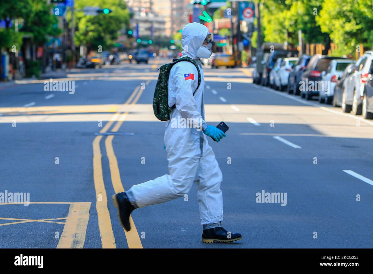 Le truppe chimiche disinfettano le aree pubbliche della città di New Taipei, poiché il numero di casi domestici e morti di Covid-19 è aumentato, in mezzo alla trasmissione comunitaria, a New Taipei, Taiwan, 12 giugno 2021. (Foto di Ceng Shou Yi/NurPhoto) Foto Stock