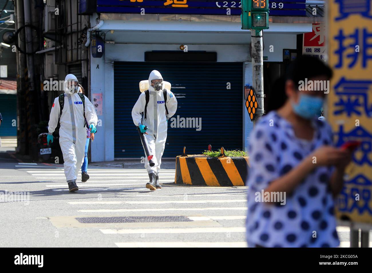 Le truppe chimiche disinfettano le aree pubbliche della città di New Taipei, poiché il numero di casi domestici e morti di Covid-19 è aumentato, in mezzo alla trasmissione comunitaria, a New Taipei, Taiwan, 12 giugno 2021. (Foto di Ceng Shou Yi/NurPhoto) Foto Stock