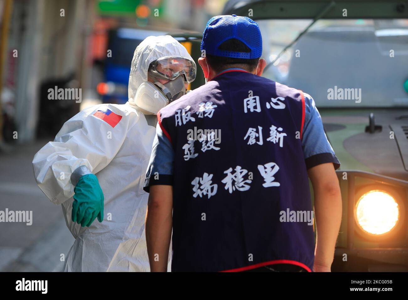 Le truppe chimiche disinfettano le aree pubbliche della città di New Taipei, poiché il numero di casi domestici e morti di Covid-19 è aumentato, in mezzo alla trasmissione comunitaria, a New Taipei, Taiwan, 12 giugno 2021. (Foto di Ceng Shou Yi/NurPhoto) Foto Stock