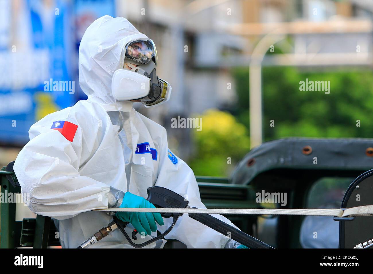 Le truppe chimiche disinfettano le aree pubbliche della città di New Taipei, poiché il numero di casi domestici e morti di Covid-19 è aumentato, in mezzo alla trasmissione comunitaria, a New Taipei, Taiwan, 12 giugno 2021. (Foto di Ceng Shou Yi/NurPhoto) Foto Stock