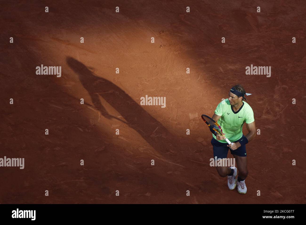 Il Rafael Nadal spagnolo gioca contro il Novak Djokovic serbo durante la partita di tennis semifinale maschile il giorno 13 del torneo di tennis francese Roland Garros 2021 Open a Parigi, in Francia, il 11 giugno 2021. (Foto di Mehdi Taamallah/NurPhoto) Foto Stock