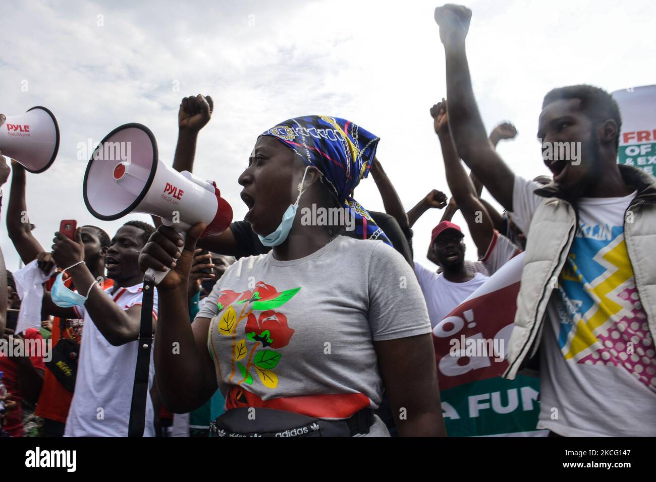 Manifestanti ecologisti durante la manifestazione civile al Parco Gani Fahweyinmi, distretto di Ojota di Lagos, Nigeria, sede della protesta del 12 12 giugno 2021. La polizia nigeriana il 12 giugno 2021 ha sparato gas lacrimogeno per disperdere manifestanti anti anti anti anti anti-governativi a Lagos e nella capitale, Abuja, arrestando molti altri feriti. Molti attivisti avevano chiesto proteste a livello nazionale sabato 12 giugno, la “Giornata della democrazia”, che segna il passaggio della Nigeria al governo civile più di 20 anni fa, per ciò che criticano come cattiva governance e insicurezza, nonché il recente divieto #Twitter da parte dell’attuale governo o Foto Stock