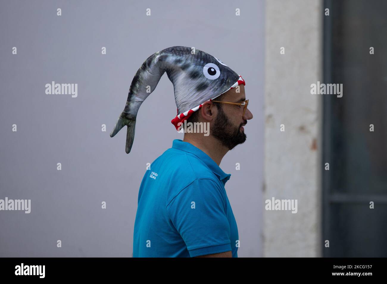 Un uomo che indossa un cappello di sardina, il 12 giugno 2021 a Lisbona, Portogallo. Il partito dell'iniziativa liberale ha deciso di istituire un 'arraial' a Lisbona, nonostante il governo portoghese abbia vietato tutte le feste legate ai santi popolari, Sant'Antonio. Sant'Antonio, Santi popolari che si svolgono ogni anno a giugno a Lisbona. (Foto di Nuno Cruz/NurPhoto) Foto Stock