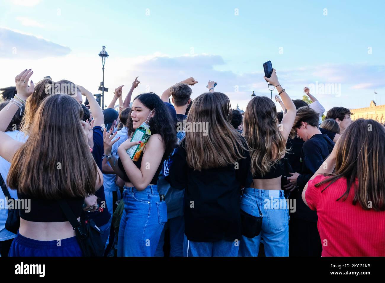 Diverse centinaia di persone per la parte libera del progetto X a Parigi, in Francia, il 12 giugno 2021. Per la seconda notte consecutiva, centinaia di giovani hanno sfidato il coprifuoco, le misure sanitarie e la polizia a fare festa in una piazza a Parigi. (Foto di Vincent Koebel/NurPhoto) Foto Stock