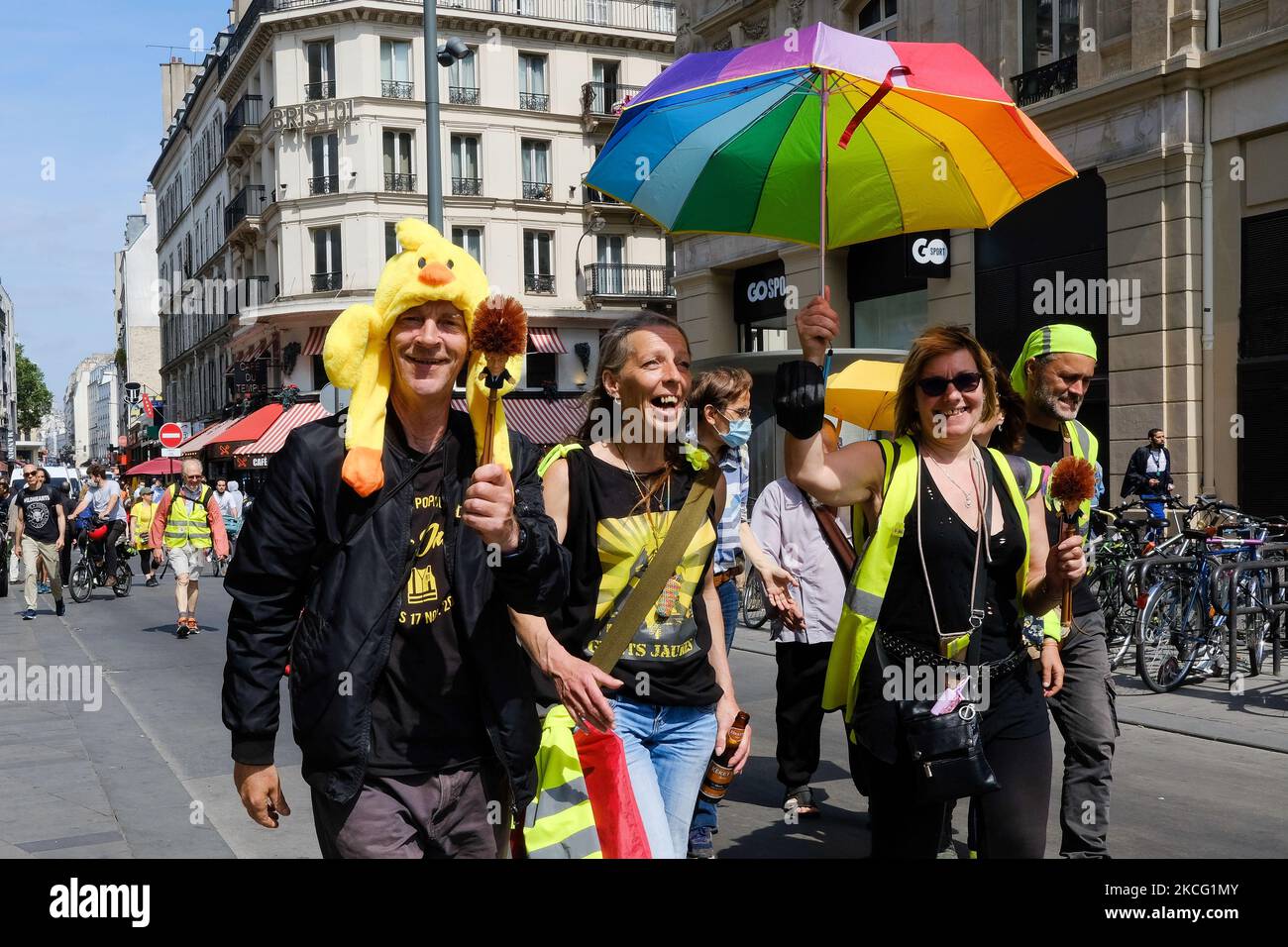 Giubbotti gialli durante la manifestazione contro l'estrema destra a Parigi, in Francia, il 12 giugno 2021. Su richiesta di una dozzina di organizzazioni politiche, sindacali e associative, manifestazioni contro le idee dell'estrema destra hanno marciato in tutta la Francia. (Foto di Vincent Koebel/NurPhoto) Foto Stock