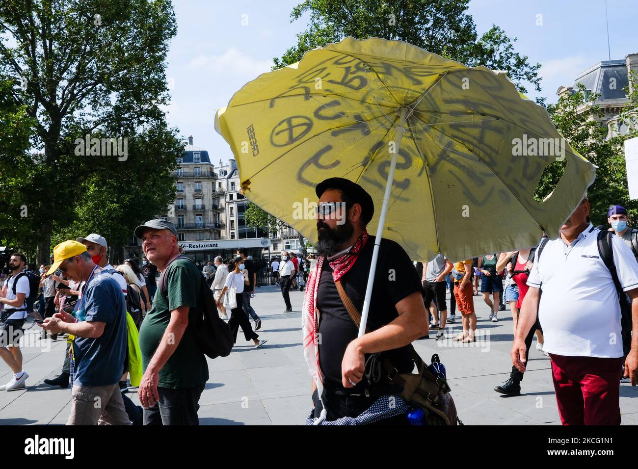 Manifestazione contro l'estrema destra a Parigi, in Francia, il 12 giugno 2021. Su richiesta di una dozzina di organizzazioni politiche, sindacali e associative, manifestazioni contro le idee dell'estrema destra hanno marciato in tutta la Francia. (Foto di Vincent Koebel/NurPhoto) Foto Stock