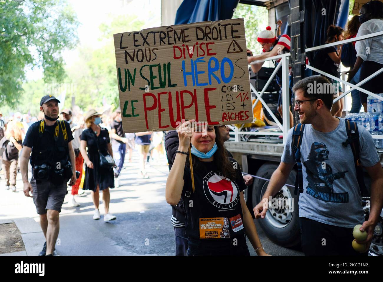 Manifestazione contro l'estrema destra a Parigi, in Francia, il 12 giugno 2021. Su richiesta di una dozzina di organizzazioni politiche, sindacali e associative, manifestazioni contro le idee dell'estrema destra hanno marciato in tutta la Francia. (Foto di Vincent Koebel/NurPhoto) Foto Stock