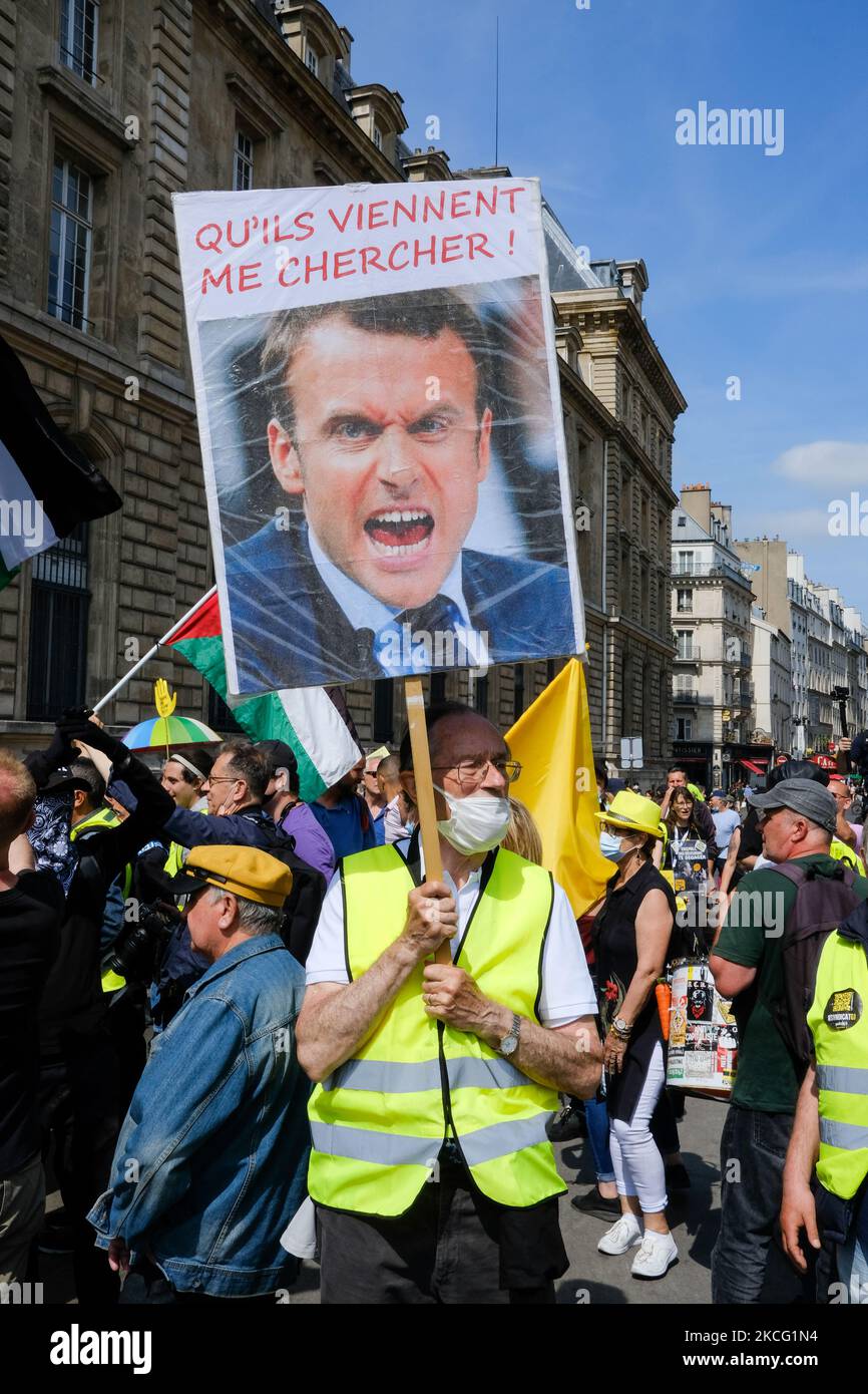 Giubbotti gialli durante la manifestazione contro l'estrema destra a Parigi, in Francia, il 12 giugno 2021. Su richiesta di una dozzina di organizzazioni politiche, sindacali e associative, manifestazioni contro le idee dell'estrema destra hanno marciato in tutta la Francia. (Foto di Vincent Koebel/NurPhoto) Foto Stock