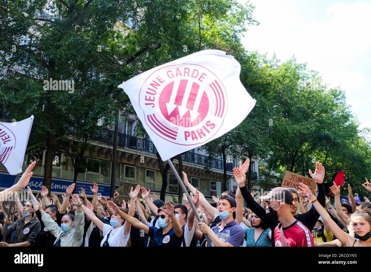 Manifestazione contro l'estrema destra a Parigi, in Francia, il 12 giugno 2021. Su richiesta di una dozzina di organizzazioni politiche, sindacali e associative, manifestazioni contro le idee dell'estrema destra hanno marciato in tutta la Francia. (Foto di Vincent Koebel/NurPhoto) Foto Stock