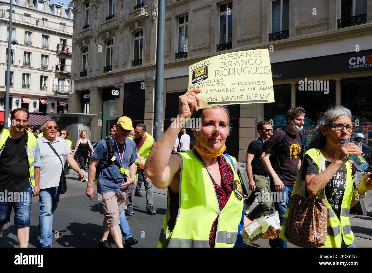 Giubbotti gialli durante la manifestazione contro l'estrema destra a Parigi, in Francia, il 12 giugno 2021. Su richiesta di una dozzina di organizzazioni politiche, sindacali e associative, manifestazioni contro le idee dell'estrema destra hanno marciato in tutta la Francia. (Foto di Vincent Koebel/NurPhoto) Foto Stock