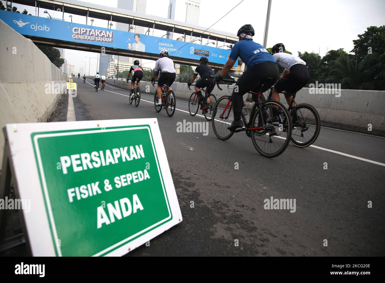 Gli utenti di Road Bike attraversano il Casablanca non-Toll Flyover (JLNT) per l'ultima volta, Jakarta, Indonesia, il 13 giugno 2021. Il Jakarta Transportation Service soddisferà tutte le proposte presentate da varie parti nel prendere nuove regole, il Kampung Melayu-Tanah Abang non-Toll Flyover, è attualmente ancora in fase di prova per la speciale Road Bike Track, L'azione 'Blackday' protesta la speciale Road Bike Lane su JLNT Kampung Melayu-Tanah Abang che si tiene ogni Sabato-Domenica alle 05,00-08,00 WIB. (Foto di Dasril Roszandi/NurPhoto) Foto Stock