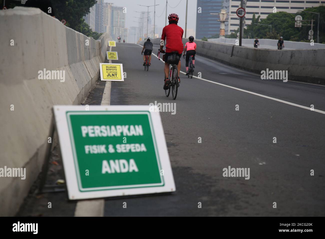 Gli utenti di Road Bike attraversano il Casablanca non-Toll Flyover (JLNT) per l'ultima volta, Jakarta, Indonesia, il 13 giugno 2021. Il Jakarta Transportation Service soddisferà tutte le proposte presentate da varie parti nel prendere nuove regole, il Kampung Melayu-Tanah Abang non-Toll Flyover, è attualmente ancora in fase di prova per la speciale Road Bike Track, L'azione 'Blackday' protesta la speciale Road Bike Lane su JLNT Kampung Melayu-Tanah Abang che si tiene ogni Sabato-Domenica alle 05,00-08,00 WIB. (Foto di Dasril Roszandi/NurPhoto) Foto Stock