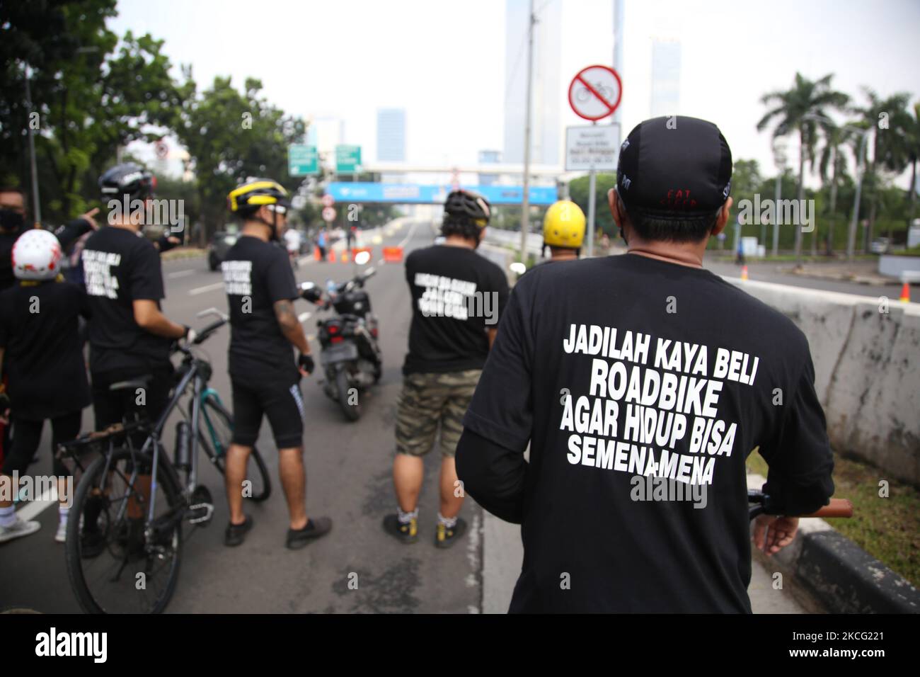 La Comunità di biciclette ha tenuto un'azione 'Blackday' per protestare contro la pista ciclabile su strada sul Flyover non-Toll (JLNT) a Kasablanka Jakarta, Indonesia il 13 giugno 2021. L'Agenzia dei trasporti di Giacarta accoglierà tutte le proposte presentate da varie parti per stabilire nuove regole per gli utenti delle biciclette da strada e delle biciclette ordinarie, come le mountain bike e le biciclette pieghevoli. (Foto di Dasril Roszandi/NurPhoto) Foto Stock