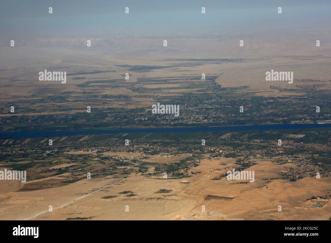 Una vista aerea della valle del Nilo nella foto attraverso la finestra di un aereo su un volo tra il Cairo e Luxor, Egitto 10 aprile 2021 (Foto di Fadel Dawod/NurPhoto) Foto Stock