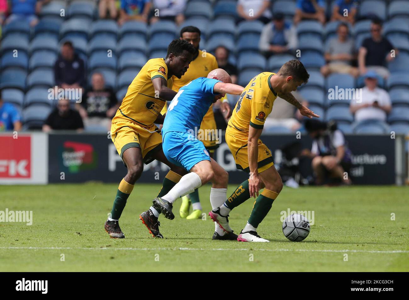 Timi Odisina di Hartlepool United e Gavan Holohan combattono con Paddy Madden della contea di Stockport durante la partita della Vanarama National League tra Stockport County e Hartlepool United allo stadio di Edgeley Park, Stockport, domenica 13th giugno 2021. (Foto di Mark Fletcher/MI News/NurPhoto) Foto Stock