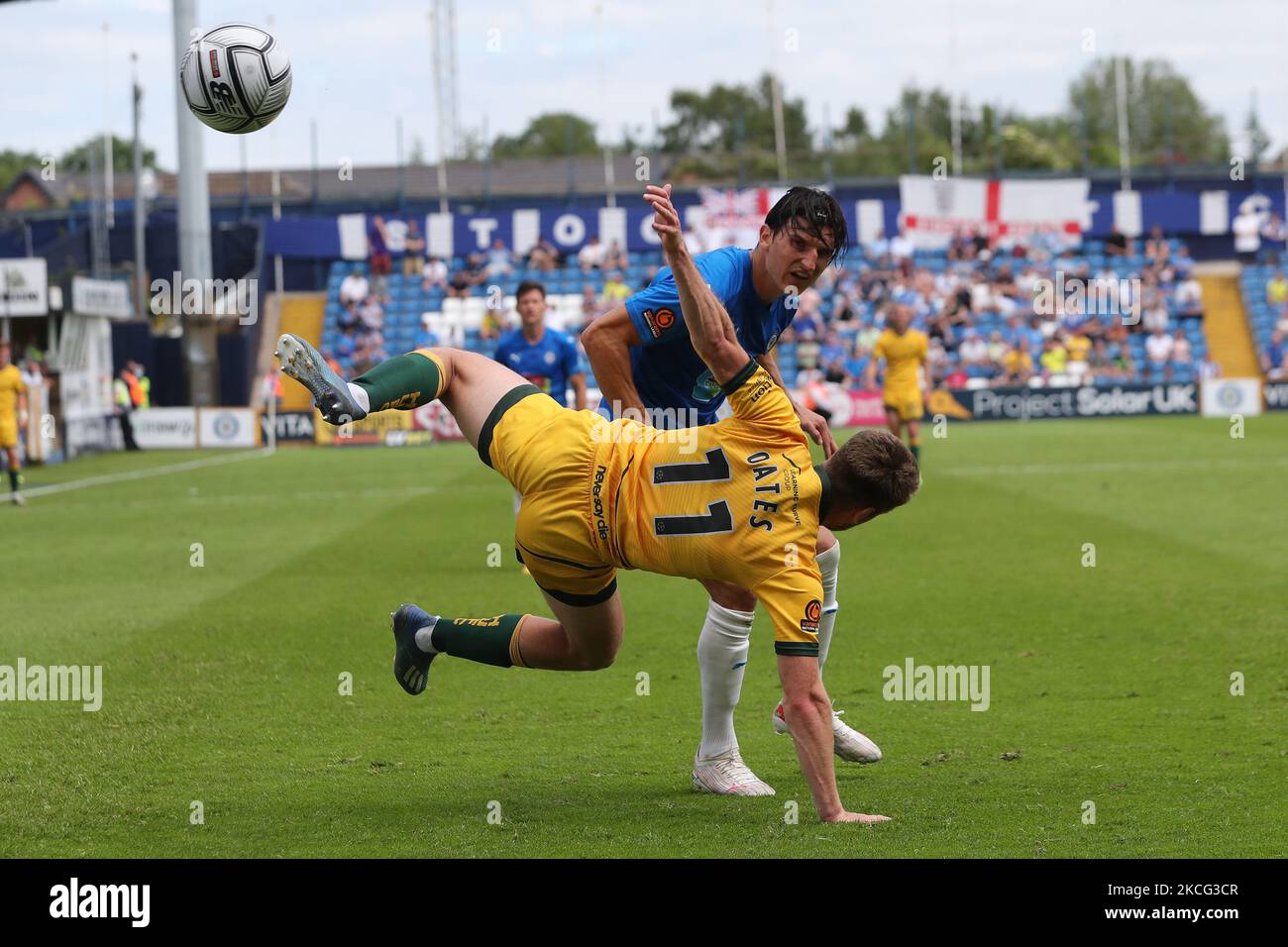 Hartlepool United's Rhys Oates in azione con Ashley Palmer della contea di Stockport durante la partita della Vanarama National League tra Stockport County e Hartlepool United all'Edgeley Park Stadium di Stockport domenica 13th giugno 2021. (Foto di Mark Fletcher/MI News/NurPhoto) Foto Stock