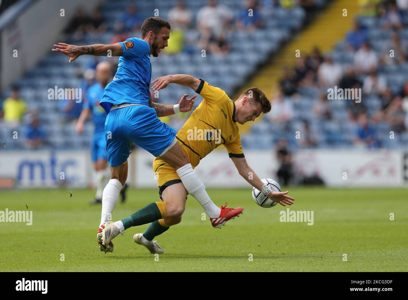 Mark Shelton di Hartlepool ha Unito le battaglie con il Liam Hogan della contea di Stockport durante la partita della Vanarama National League tra Stockport County e Hartlepool United all'Edgeley Park Stadium di Stockport domenica 13th giugno 2021. (Foto di Mark Fletcher/MI News/NurPhoto) Foto Stock