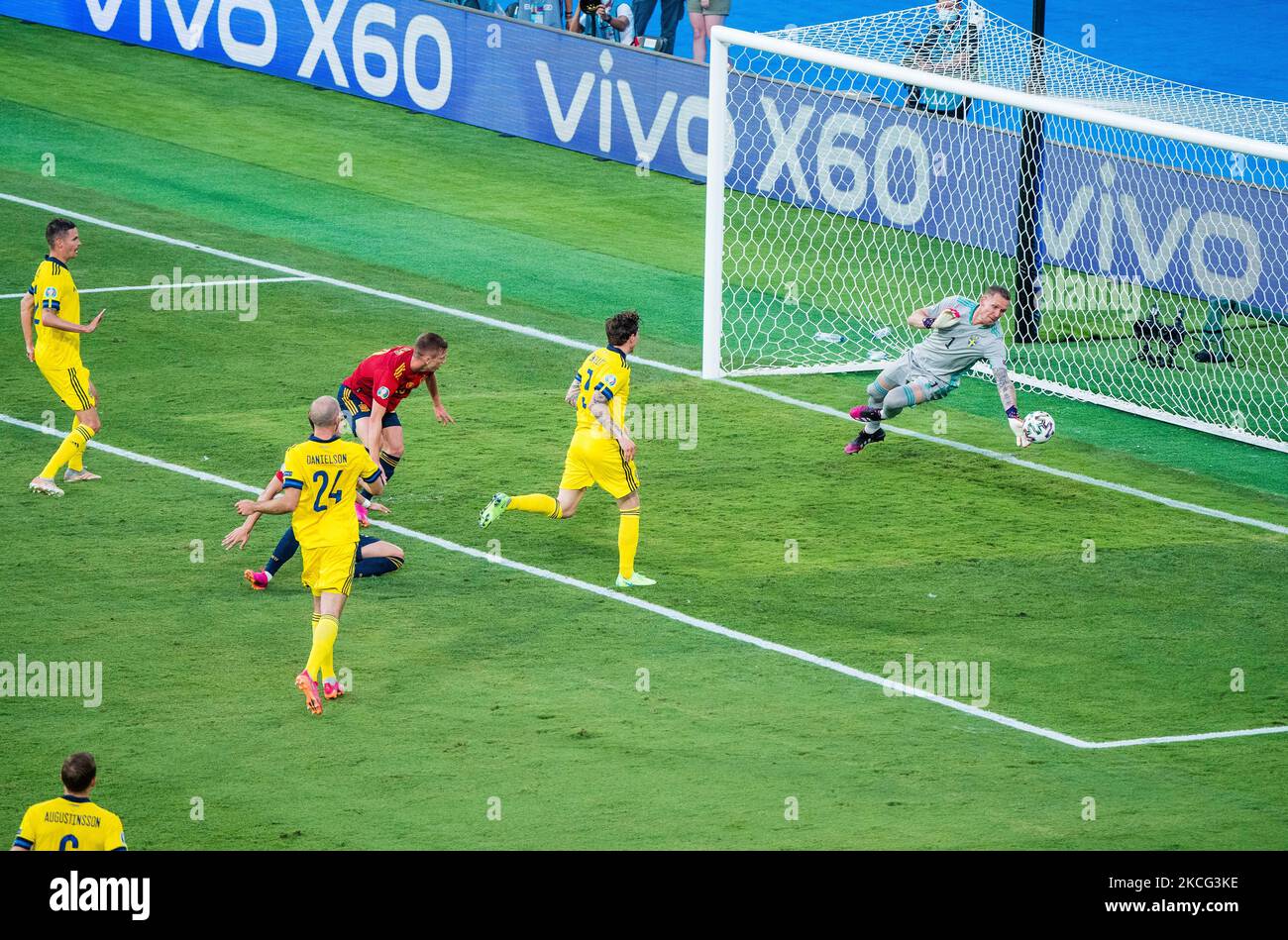 Robin Olsen durante la partita tra Spagna e Svezia, corrispondente all'Euro 2020, Gruppo e, giocata allo Stadio la Cartuja, il 14th giugno 2021, a Siviglia, Spagna. (Foto di Urbanandsport /NurPhoto) Foto Stock