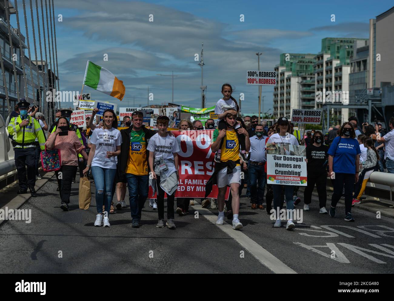 Paddy Diver (centro sinistra), militante della mica e co-fondatore del '100% di risarcimento No less' conduce migliaia di manifestanti dalla Co. Donegal, le cui case sono state costruite con blocchi contenenti la sostanza mica, e i loro sostenitori, durante una protesta nel centro della città di Dublino. Martedì 15 giugno 2021 a Dublino, Irlanda. (Foto di Artur Widak/NurPhoto) Foto Stock