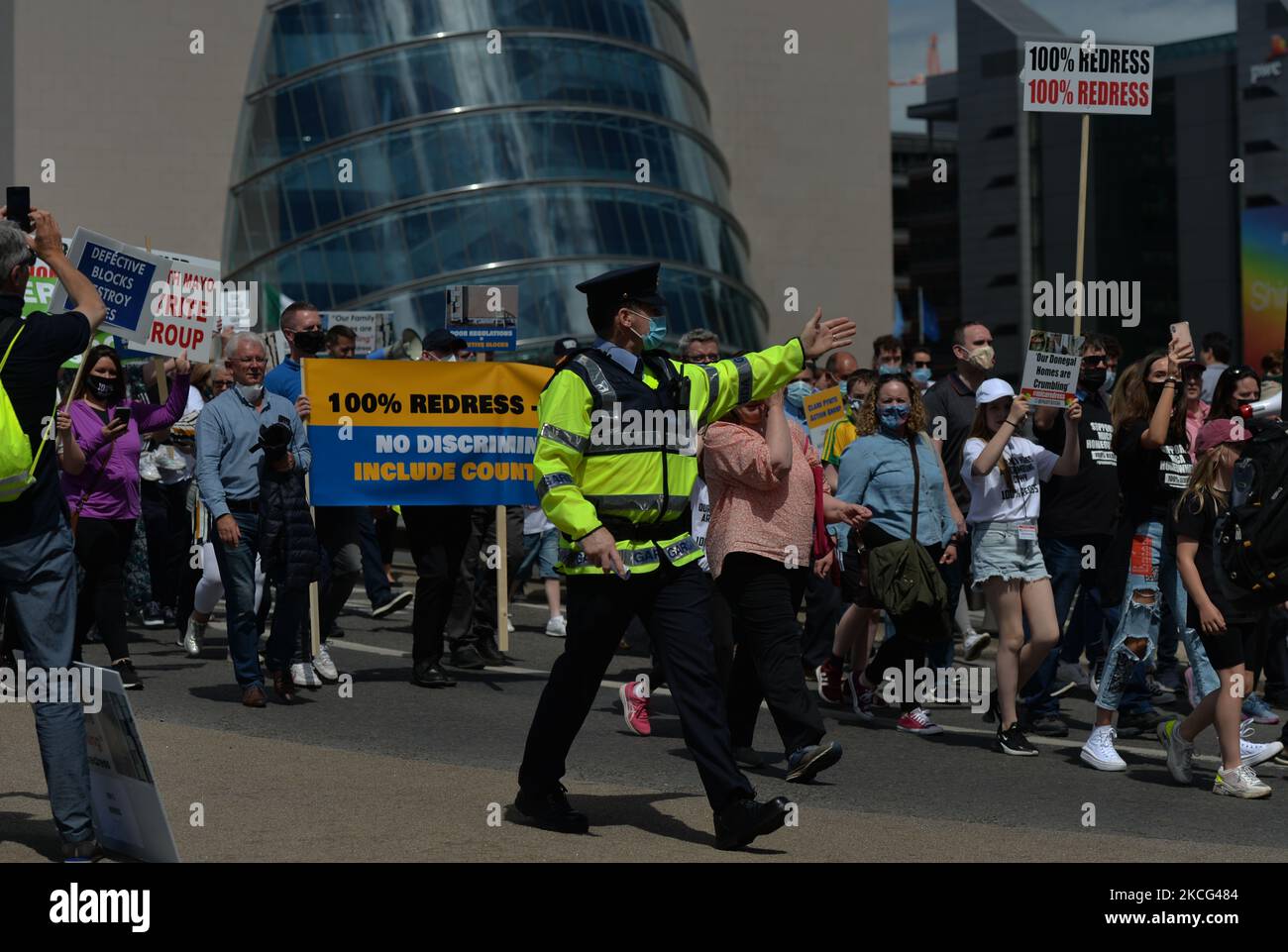 Migliaia di manifestanti della Co. Donegal, le cui case sono state costruite con blocchi contenenti la sostanza mica, e i loro sostenitori visto durante una protesta nel centro di Dublino. Martedì 15 giugno 2021 a Dublino, Irlanda. (Foto di Artur Widak/NurPhoto) Foto Stock