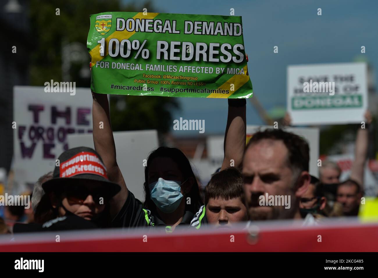 Migliaia di manifestanti della Co. Donegal, le cui case sono state costruite con blocchi contenenti la sostanza mica, e i loro sostenitori visto durante una protesta nel centro di Dublino. Martedì 15 giugno 2021 a Dublino, Irlanda. (Foto di Artur Widak/NurPhoto) Foto Stock